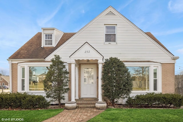 view of front of property featuring a front yard