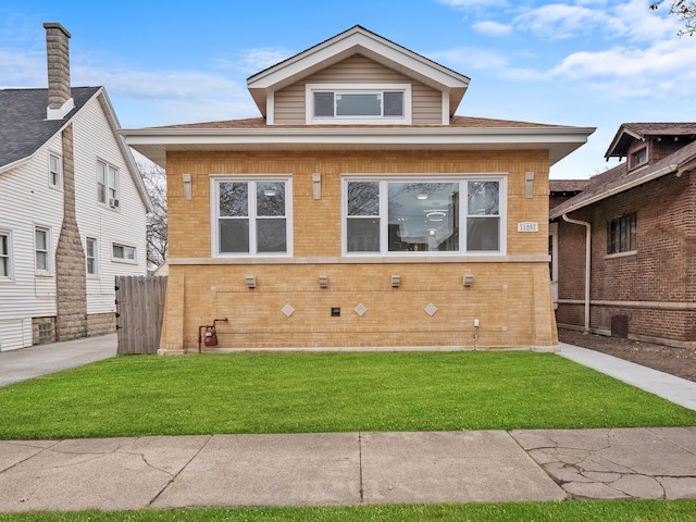 view of front of property featuring a front lawn