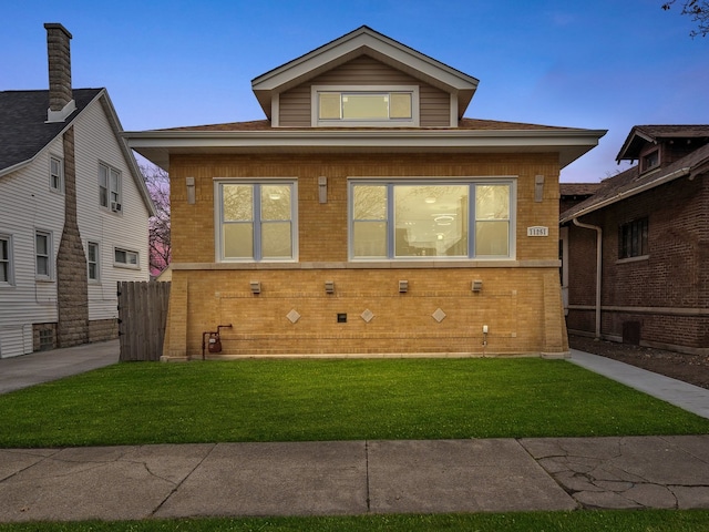 view of front facade featuring a front lawn