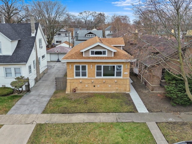 view of front of home featuring a front yard