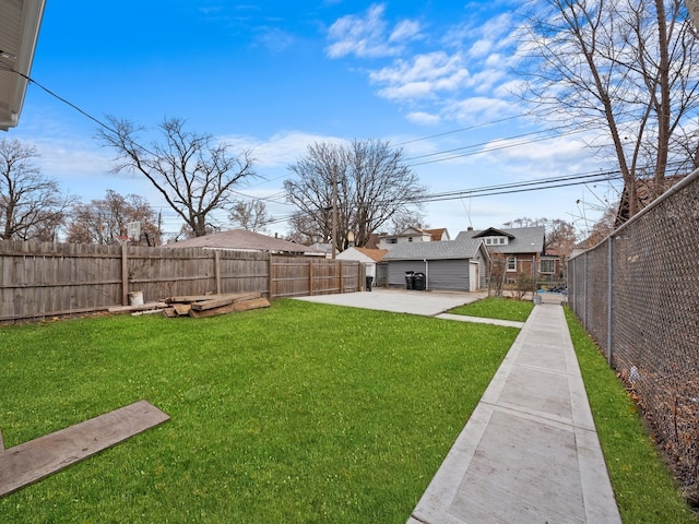 view of yard featuring a patio area