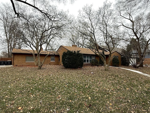 view of front of property featuring a front yard