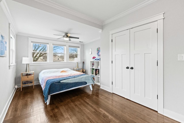 bedroom featuring ceiling fan, dark hardwood / wood-style floors, and crown molding