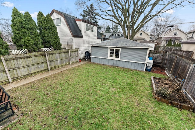 view of yard featuring an outdoor structure