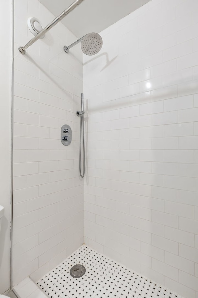 bathroom featuring tiled shower