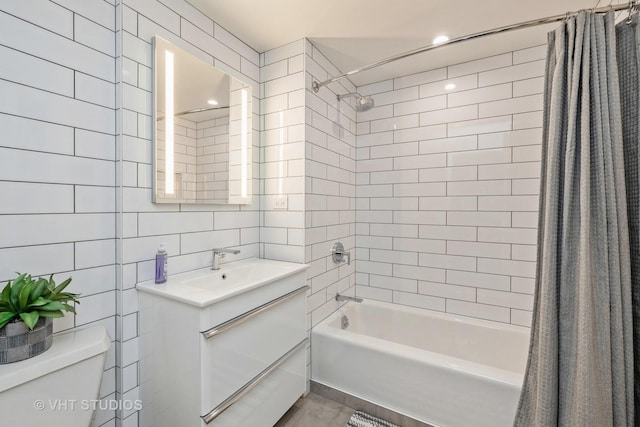 full bath featuring tasteful backsplash, toilet, shower / bath combo with shower curtain, vanity, and tile walls