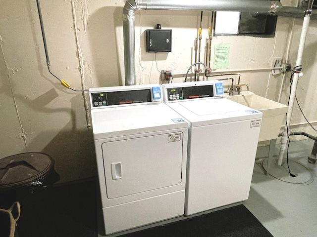 laundry area with sink and independent washer and dryer