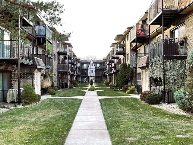 view of property's community featuring a lawn