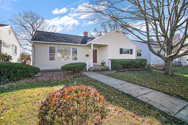 view of front of property featuring a front yard