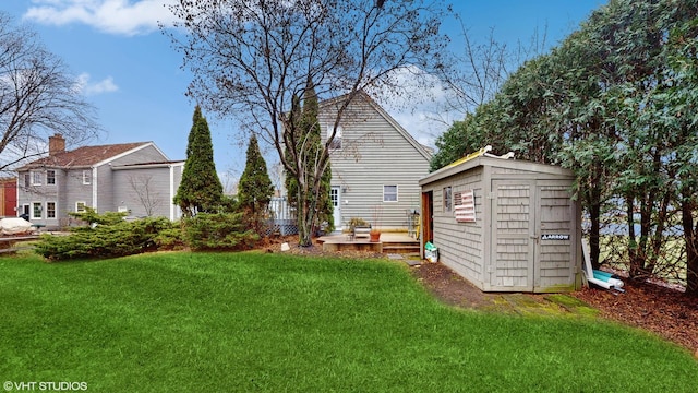 view of yard featuring a shed