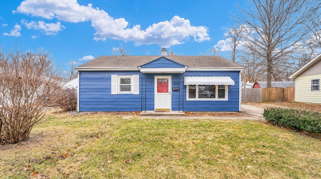 view of front of house with a front lawn