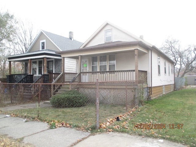 country-style home featuring a porch and a front yard