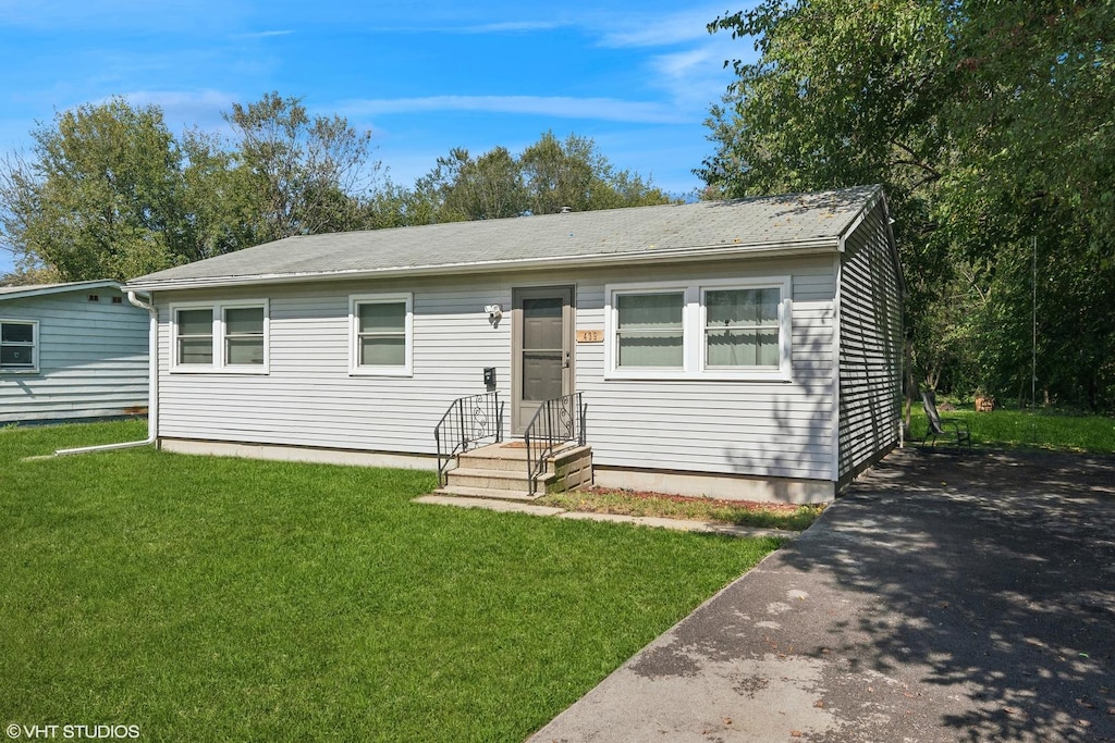 view of front of property with a front lawn