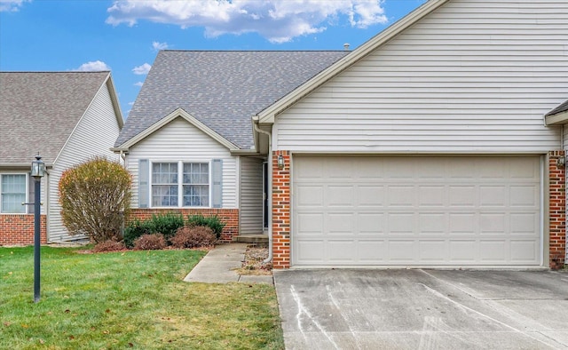 view of front of home featuring a front lawn