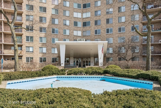 view of swimming pool