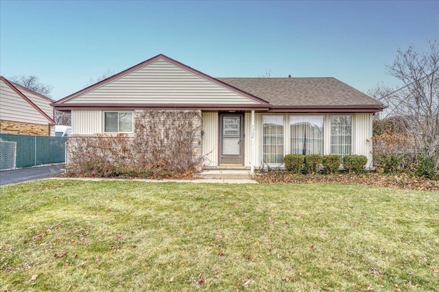 view of front of home featuring a front yard