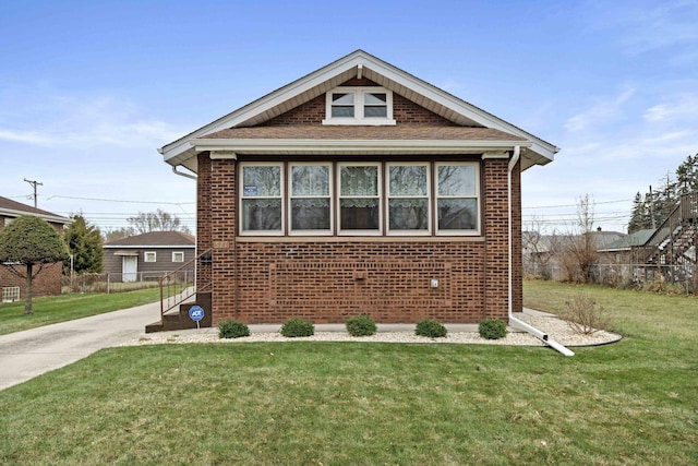 view of side of property featuring a lawn