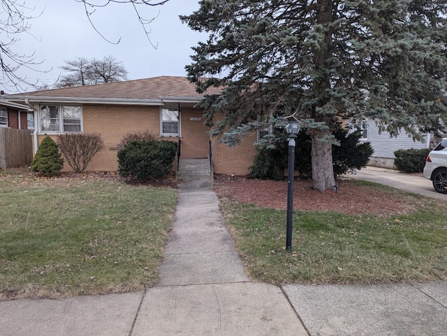 view of front of house featuring a front yard