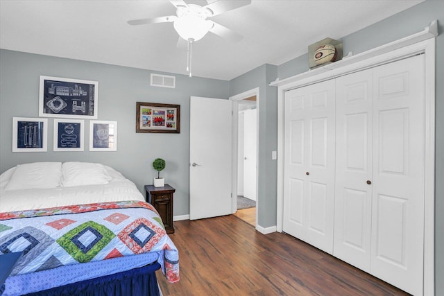 bedroom with ceiling fan, dark wood-type flooring, and a closet