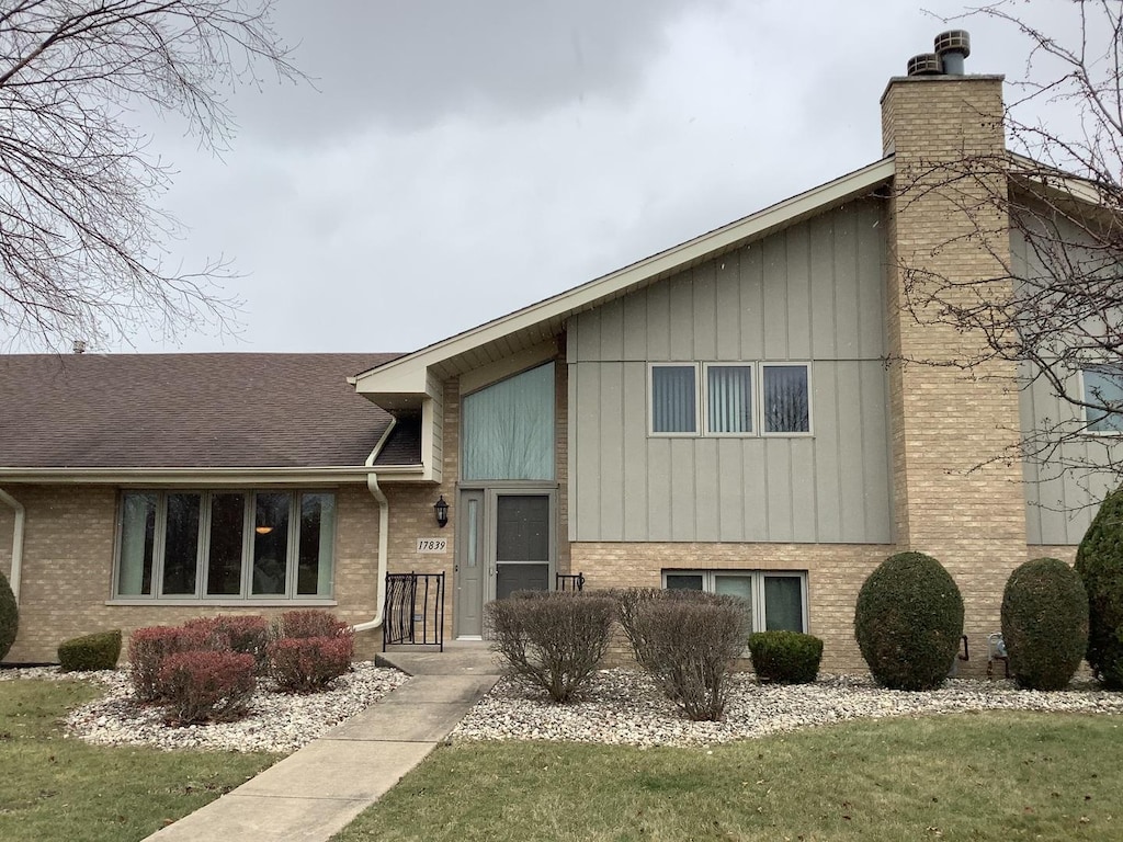 tri-level home featuring a front yard