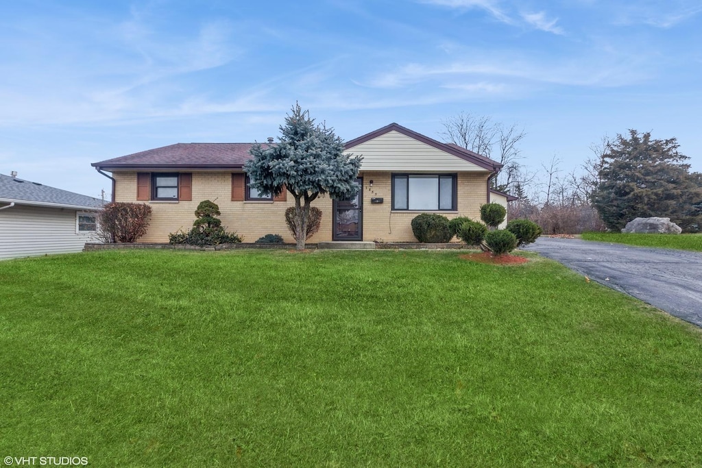 single story home featuring a front lawn