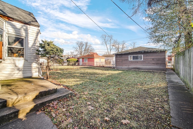 view of yard featuring an outbuilding