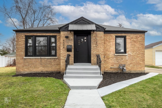 view of front of house featuring a front lawn