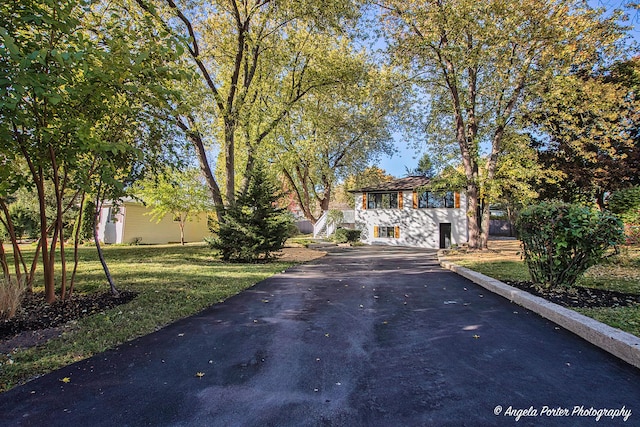 view of front of home featuring a front lawn