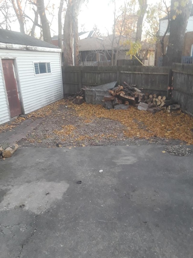 3231 N Schultz Dr, Lansing, IL 60438 - view of yard featuring fence and an outdoor structure