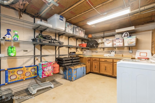 storage featuring washer / dryer