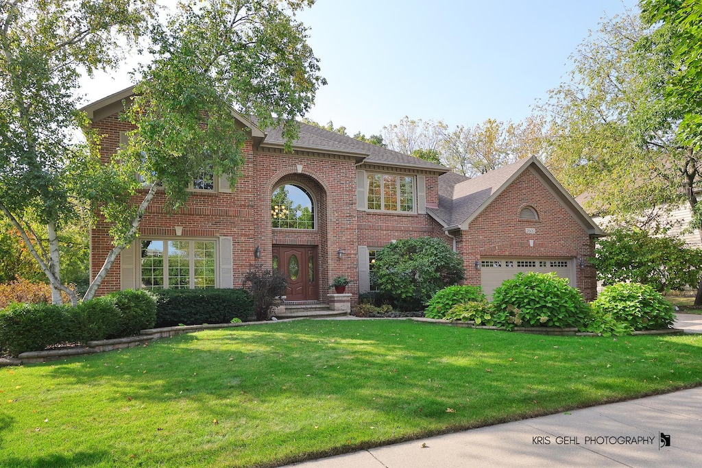 view of front of house featuring a front yard and a garage