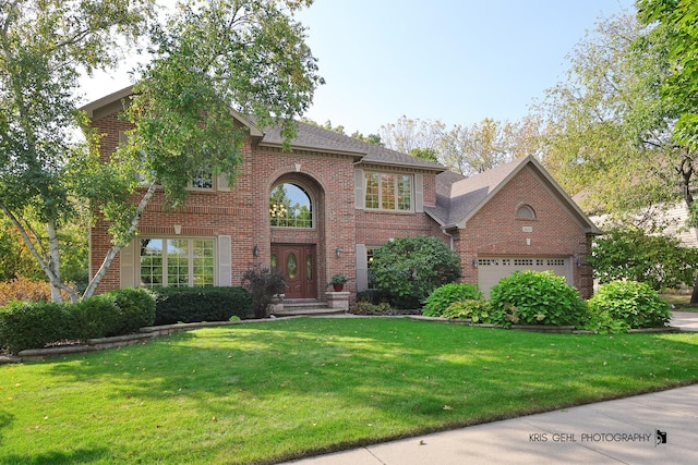 view of front of house featuring a front yard and a garage