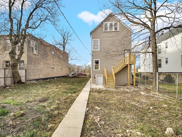 back of house featuring a lawn