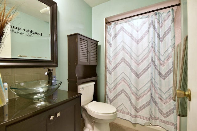 bathroom with tasteful backsplash, a shower with curtain, vanity, and toilet