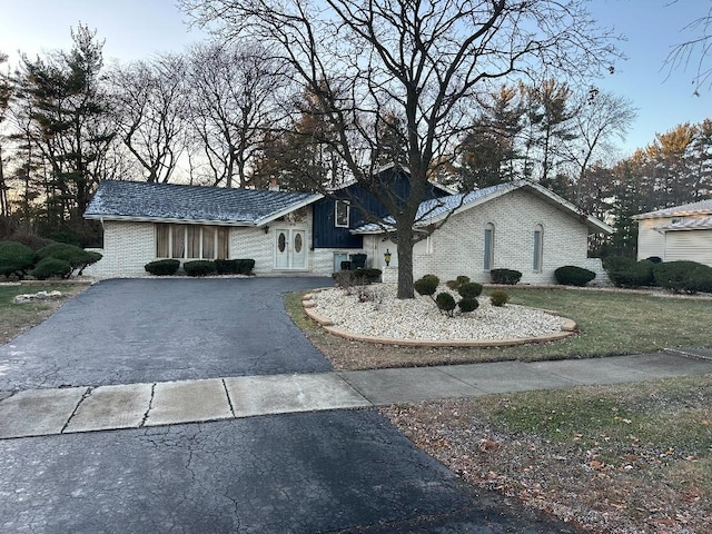 view of front of house featuring a front yard