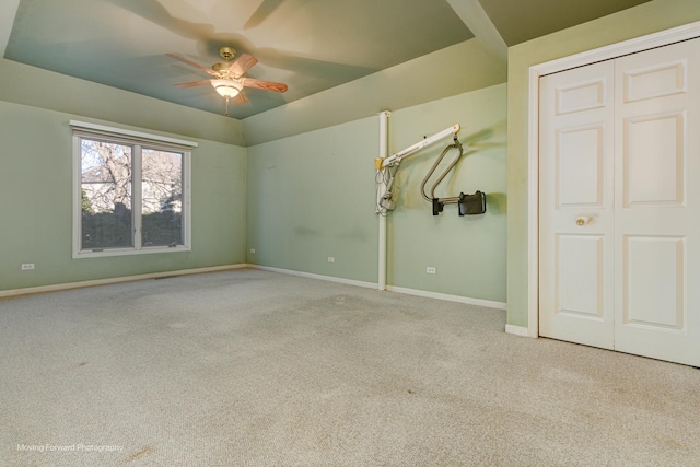 carpeted empty room featuring ceiling fan