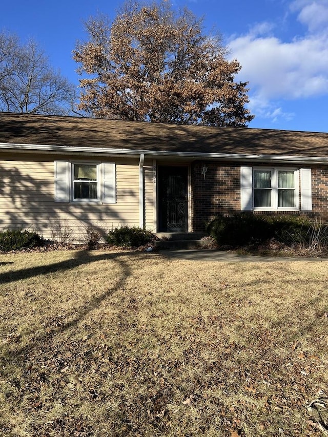 view of front of property featuring a front lawn