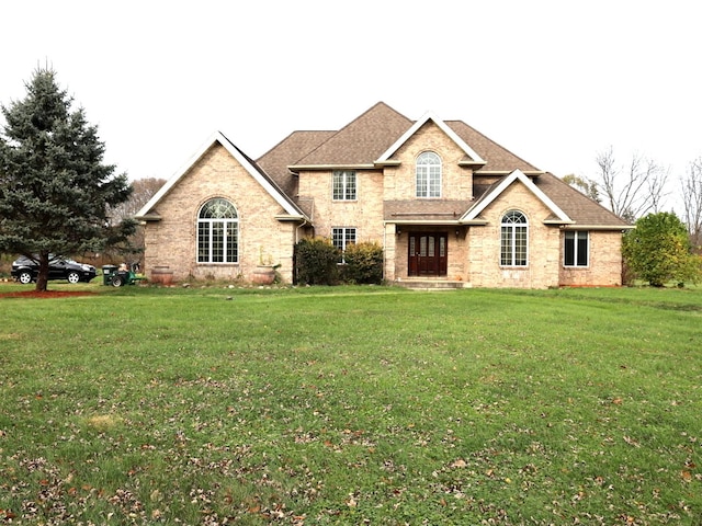 view of front facade featuring a front yard