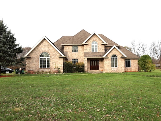 view of front of property featuring a front yard