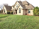 view of front facade featuring a front lawn