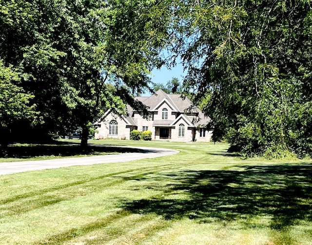 view of front of property featuring a front lawn