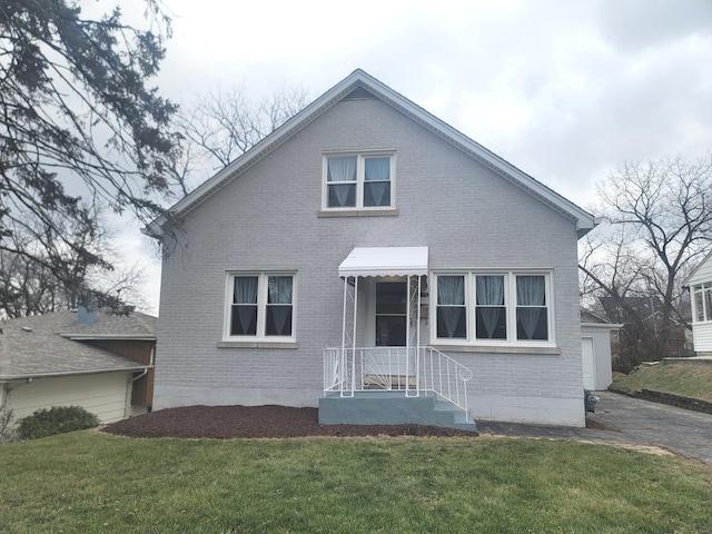 view of front of property with a front lawn