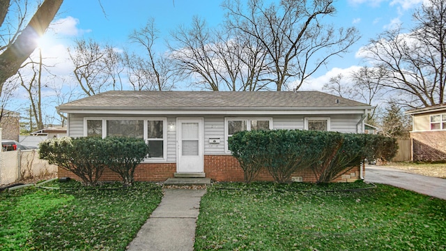 view of front of property featuring a front yard