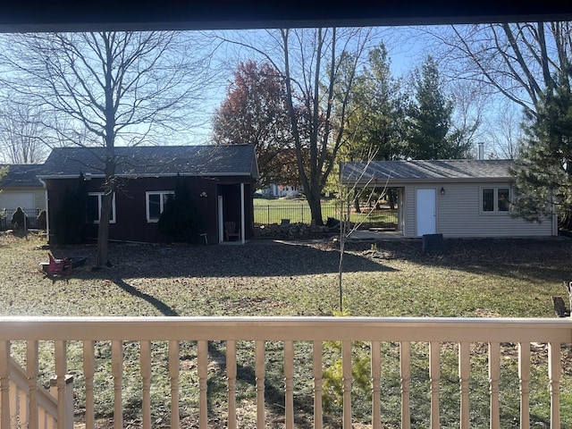 view of yard featuring an outdoor structure