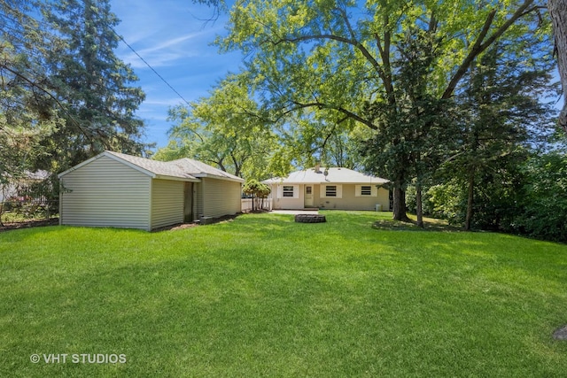 view of yard featuring a fire pit