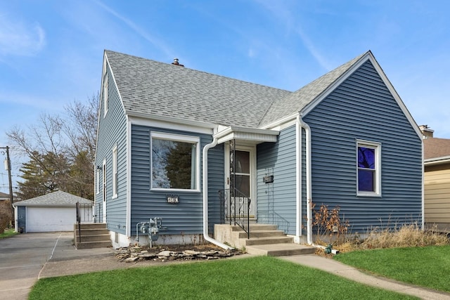 view of front facade featuring a front lawn