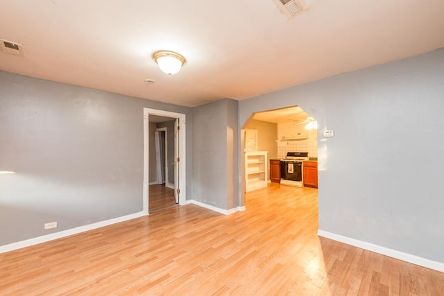 empty room featuring light hardwood / wood-style flooring and ceiling fan