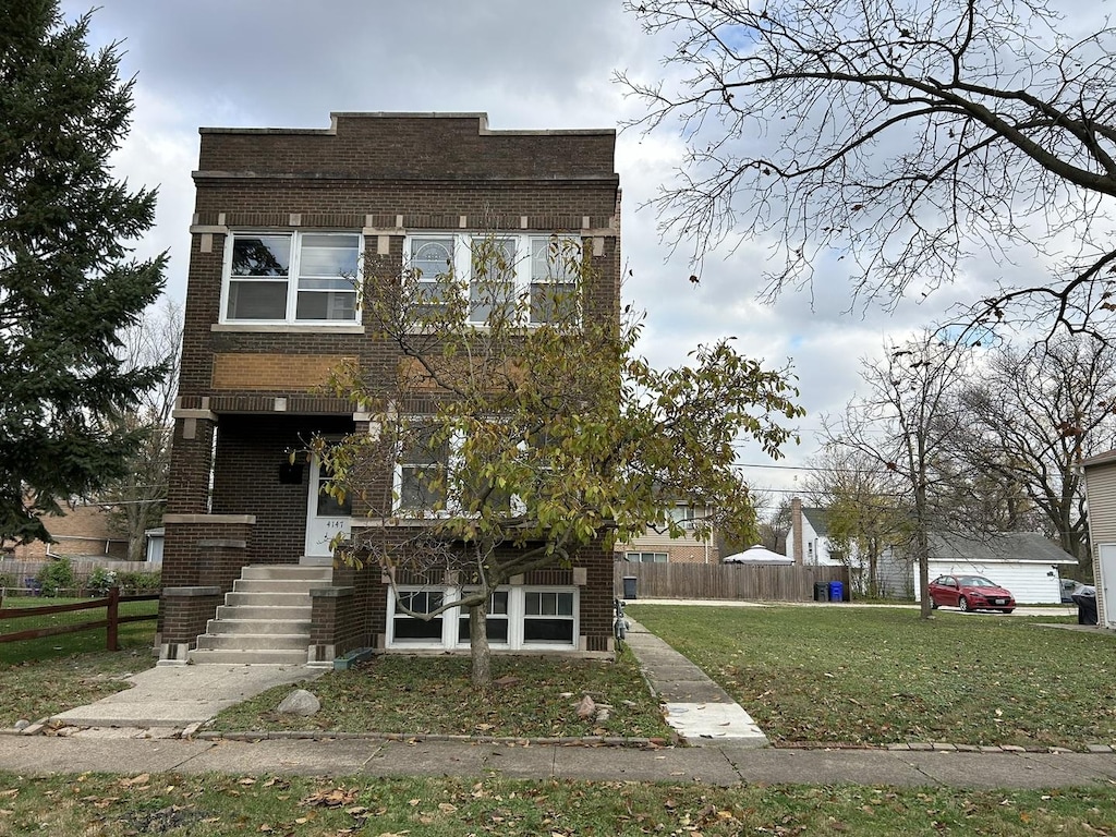 view of front of home featuring a front yard