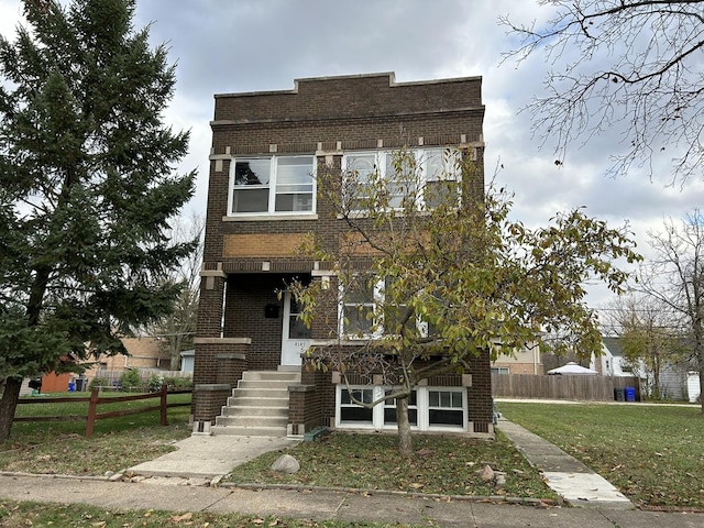 view of front of home featuring a front yard