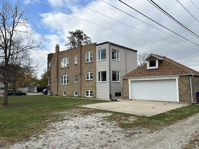 view of front of home featuring a front yard and a garage